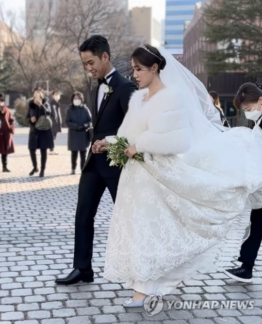 여자골프 세계 랭킹 1위 리디아 고와 정태영 현대카드 부회장의 아들 정준 씨가 30일 서울 중구 명동성당에서 열린 결혼식에 입장하고 있다.  [현대카드 제공]