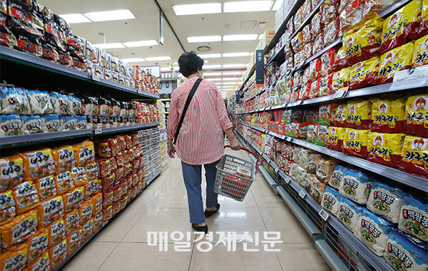 Prices of processed foods continued to soar on a jump in energy prices [Photo by Lee Chung-woo]