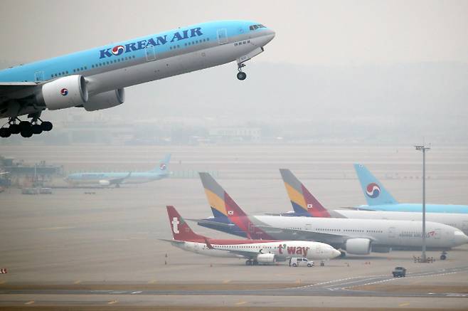 항공업계가 새해부터 중국 주요노선 재공략에 나선다. 사진은 인천국제공항 활주로 모습. /사진=뉴시스