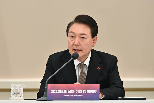 윤석열 대통령이 30일 "반도체 등 국가 전략산업에 대한 세제지원을 추가 확대하는 방안을 적극 검토하기 바란다"고 당부했다. 사진은 윤 대통령이 지난 27일  산업통상자원부·중소벤처기업부 업무보고를 주재하는 모습. /사진=뉴스1