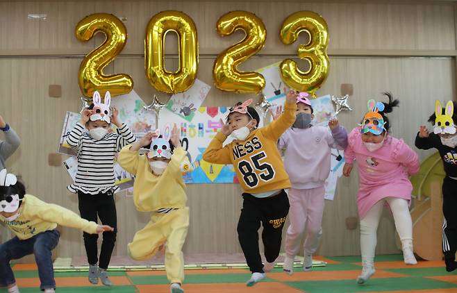계묘년 토끼해를 사흘 앞둔 29일 한 어린이집에서 아이들이 토끼 가면을 쓰고 놀이를 즐기고 있다. 사진은 기사 내용과 무관 [연합]