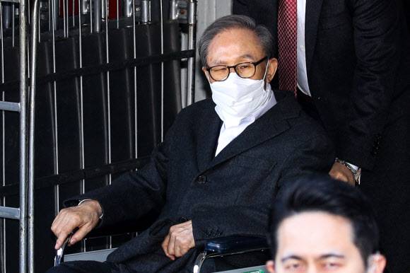 서울대병원 퇴원하는 이명박 전 대통령 - 신년 특별사면으로 4년 9개월 만에 사면 복권된 이명박 전 대통령이 30일 입원 치료를 받아온 서울 종로구 서울대병원에서 퇴원하고 있다. 2022.12.30 [공동취재] 연합뉴스