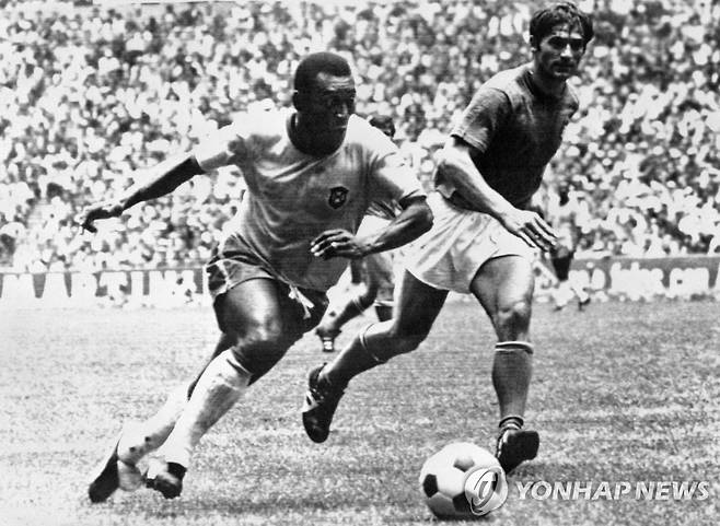 1970년 멕시코 월드컵 이탈리아와 결승에서 브라질 펠레(왼쪽)가 드리블하던 모습. [AFP=연합뉴스]
