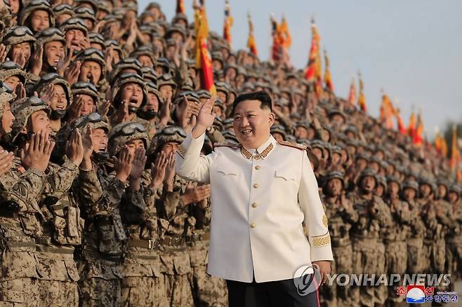 북한 김정은, 열병식 참가자들과 기념사진 (평양 조선중앙통신=연합뉴스) 북한 김정은 국무위원장이 지난 27일 조선인민혁명군 창건 90주년 경축 열병식 참가자들과 기념사진을 찍었다고 조선중앙통신이 29일 보도했다. 2022.4.29 
    [국내에서만 사용가능. 재배포 금지. For Use Only in the Republic of Korea. No Redistribution] nkphoto@yna.co.kr