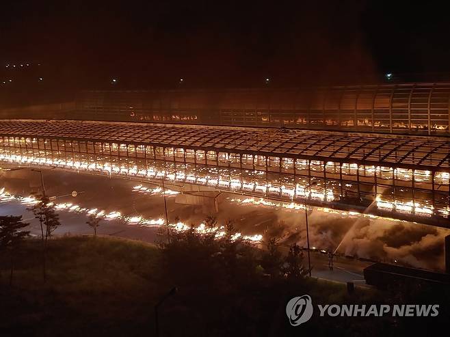 용인시 수지구 고가도로 화재 (용인=연합뉴스) 20일 오전 4시 16분께 경기도 용인시 수지구 상현동 신대호수사거리 고가도로 방음터널에서 주행 중이던 BMW 승용차에서 불이 났다. 차량을 완전히 태운 불은 터널 방음벽으로도 번져 총 500ｍ 구간 중 50m가량을 태운 뒤 40여분 만에 진화됐다. BMW를 몰던 30대 운전자는 가벼운 부상을 입은 것으로 전해졌다. 2020.08.20 [독자 제공. 재판매 및 DB 금지] sol@yna.co.kr