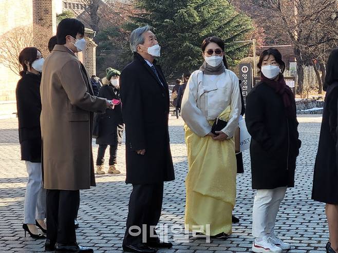 정몽준 아산재단 이사장(왼쪽 세번째)이 가족들과 30일 오후 2시 서울 중구 명동성당에서 열린 결혼식에 참석해 신부와 인사를 나누기 위해 신부대기실을 찾았다. (사진=유은실 기자)