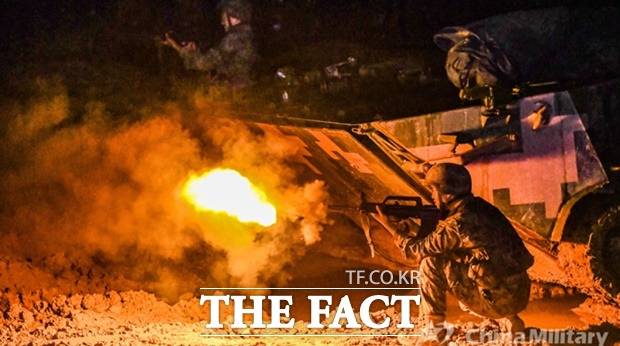 중국군이 대만 해안 상륙을 가정한 훈련에서 상륙장갑차를 타고 해안에 상륙해 소총을 쏘는 훈련을 하고 있다./글로벌타임스