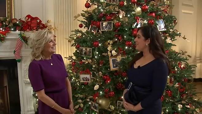 최근 미국 퍼스트레이디 질 바이든 여사가 백악관 크리스마스 장식을 공개했다. 질 여사는 100여명의 자원봉사자와 함께 백악관 곳곳에 41개 크리스마스트리를 설치하고 수천 개의 장식품을 달았다. 백악관 홈페이지