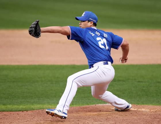 삼성 라이온즈 마무리투수 오승환이 2021년 4월 25일 광주-기아챔피언스필드에서 열린 2021 KBO 프로야구 KIA 타이거즈와의 경기에서 9회에 등판 투구하고 있다. 오승환은 3-2 한 점 차 승리를 지켜내며 KBO 통산 300세이브 달성했다. 사진=연합뉴스