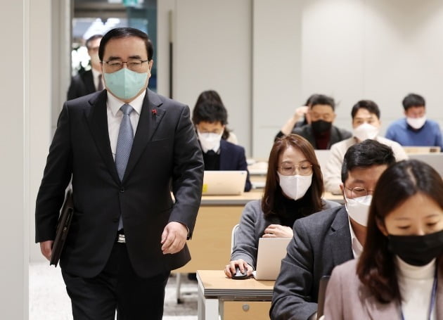 김성한 국가안보실장이 28일 서울 용산 대통령실 청사에서 인도·태평양 전략 관련 브리핑을 위해 브리핑룸으로 들어서고 있다. 대통령실사진기자단