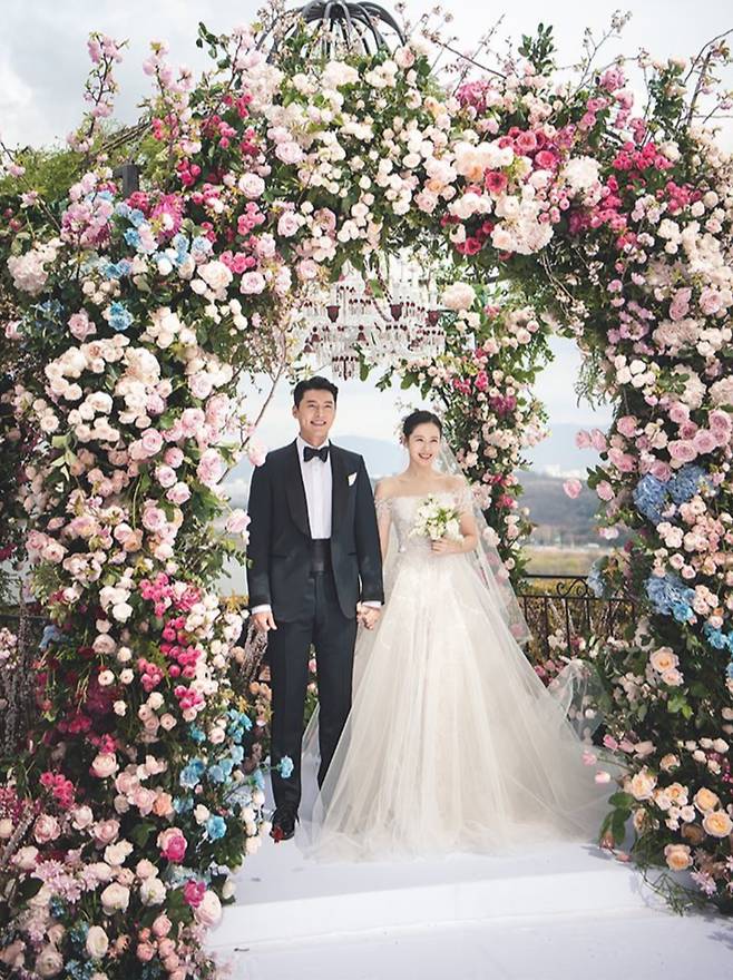 배우 현빈, 손예진/사진=VAST엔터테인먼트 공식 인스타그램