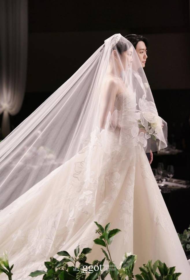 전 피겨스케이팅 선수 김연아, 그룹 포레스텔라 고우림 결혼식 본식 화보./사진=세인트지지오티 인스타그램