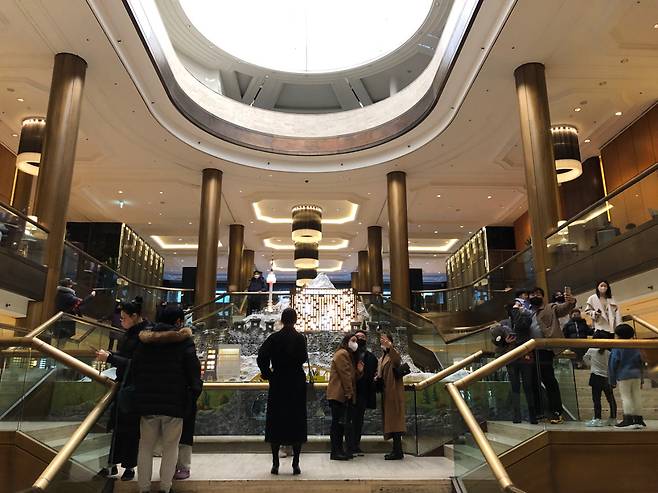 40년간 남산 자락을 지킨 서울 중구 밀레니엄 힐튼 서울 호텔이 31일 영업을 종료한다. 28일 오후 찾은 호텔에는 마지막 모습을 기억하려는 많은 고객들이 있었다. 높이 18m에 이르는 중앙홀 아트리움. 오연주 기자