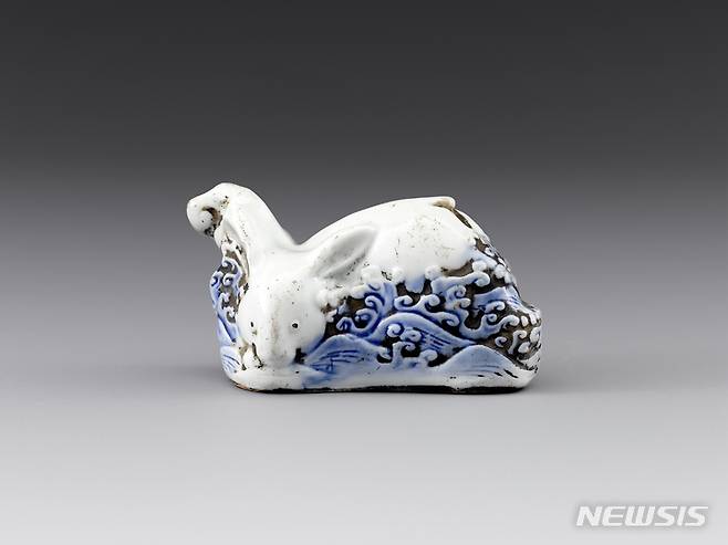 [서울=뉴시스] 백자 청화 토끼 모양 연적(조선 19세기 말, 본관12919). (사진=국립중앙박물관 제공) 2023.01.01. photo@newsis.com *재판매 및 DB 금지