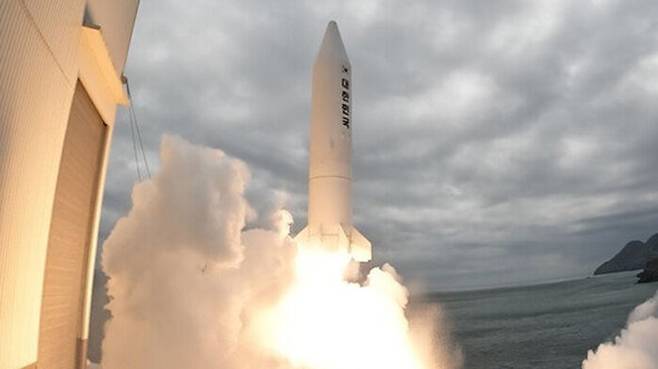 지난 3월 실시된 고체연료 우주발사체 추진 시험. 어제는 2차 시험발사로 2단과 3단 추진체를 점검했다.