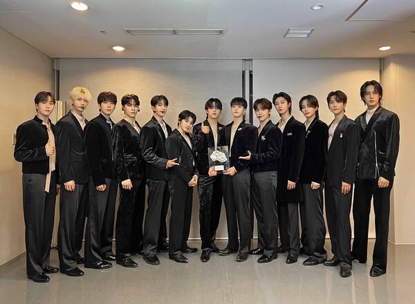 ▲ 30일 열린 일본 레코드 대상에서 특별국제음악상을 수상한 세븐틴. 제공|플레디스엔터테인먼트
