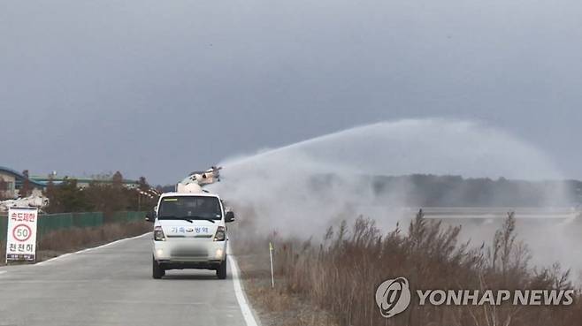 가축 방역 [연합뉴스TV 제공]