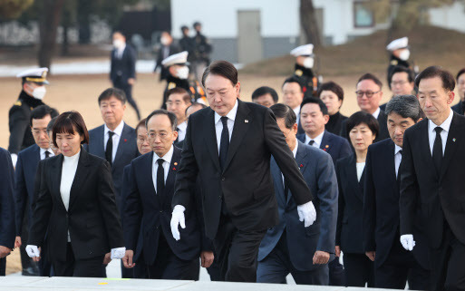 윤석열 대통령과 국무위원들이 계묘년(癸卯年) 새해 첫날인 1일 서울 동작구 국립서울현충원을 찾아 참배를 위해 현충탑으로 향하고 있다.(사진=연합뉴스)