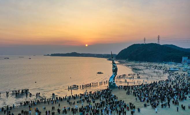 1일 오전, 충남 당진시 왜목마을 해수욕장에는 1만 8000여 명의 관광객이 모여 새해 첫 해를 맞이했다.(당진시 제공)