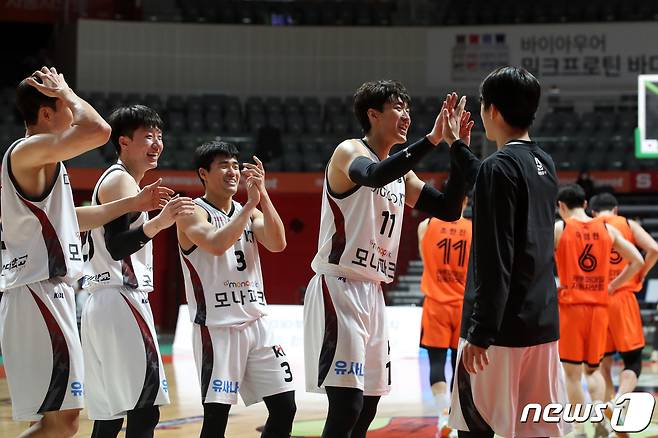 1일 오후 경기도 고양시 고양체육관에서 열린 'SKT 에이닷 프로농구 2022-2023 KBL' 고양 캐롯점퍼스와 수원 KT소닉붐의 경기에서 90 대 77로 승리한 KT 선수들이 기뻐하고 있다. 2023.1.1/뉴스1 ⓒ News1 이승배 기자