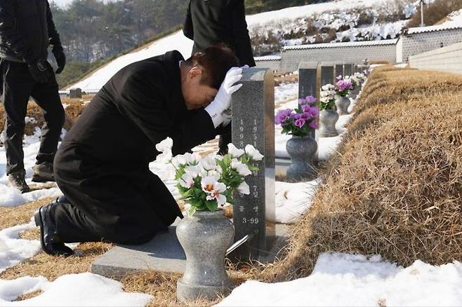 이필형 동대문구청장이 국립5.18민주묘지를 방문해 참배하고 있다.