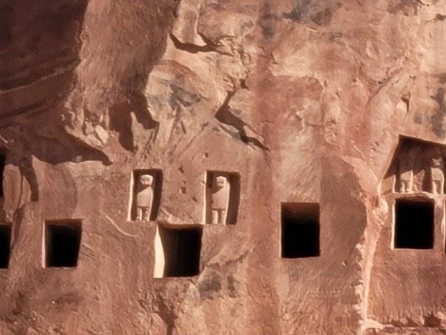 무덤 입구 위에 조각된 사자.