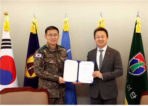 김규하(사진 왼쪽) 수도방위사령부 중장과 백정완 대우건설 사장이 위문금 전달 후 기념사진을 촬영하고 있다. <사진=대우건설>