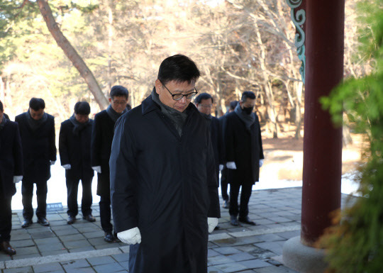 이원덕 우리은행장이 1일 경기도 남양주 소재 홍유릉에서 임원진과 함께 참배하고 있다. 우리은행 제공