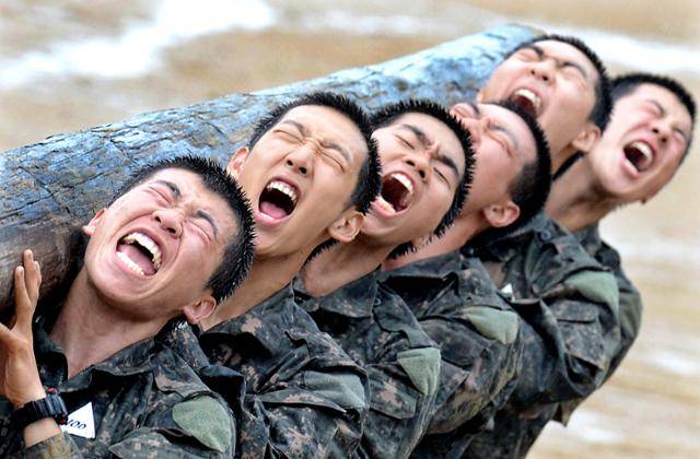 2012년 특전교육단에서 특수작전 수행능력을 위해 목봉체조 훈련을 받고 있는 장병들. 조 훈련을 받고 있다. 광주=홍인기 기자