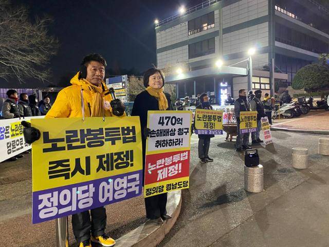 이정미(왼쪽 두 번째) 정의당 대표가 지난달 28일 오전 경남 거제시 대우조선해양을 찾아 출근 인사를 하며 노란봉투법 제정 등을 촉구하고 있다. 정의당 제공