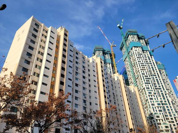 지난 22일 오후 서울 영등포구 여의도에서 한 아파트가 신축되고 있다. [사진=이혜진 기자]