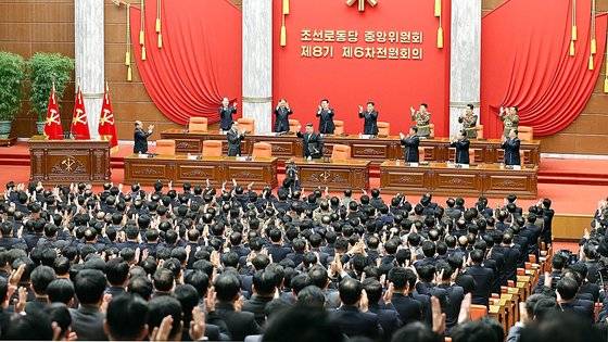 김정은 국무위원장이 지난해 12월26일부터 31일까지 진행된 제8기 제6차 전원회의 보고에서 "핵탄 보유량을 기하급수적으로 늘릴 것"이라고 밝혔다. 그는 '전술핵무기의 다량 생산' 계획도 밝히며 올해도 '국방력 강화' 행보를 가속화할 것임을 천명했다. 노동신문=뉴스1
