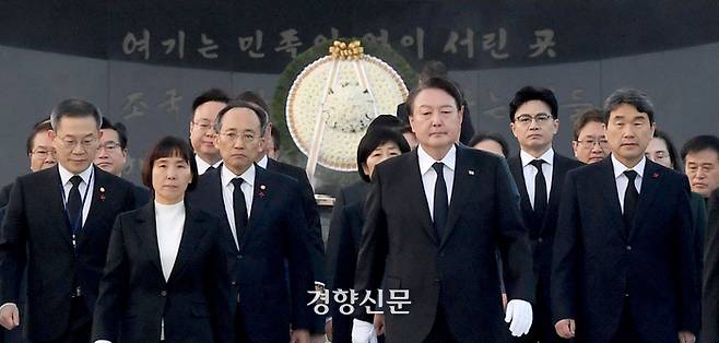 1일 서울 국립현충원을 방문한 윤석열 대통령을 비롯한 국무위원들이 헌화 분향을 마치고 방명록 작성을 위해 이동하고 있다. 대통령실사진기자단