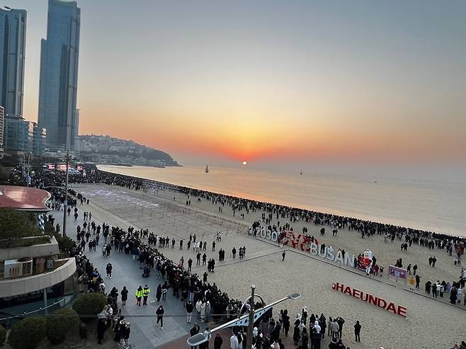 1일 부산해운대해수욕장에 떠오른 일출.  부산경찰청 제공