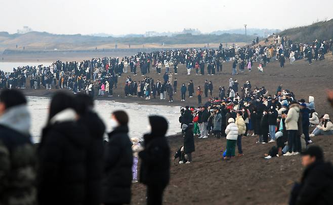 2023년 계묘년 첫날인 1일 오전 일출 명소인 제주 서귀포시 성산일출봉 인근 광치기해변에서 해맞이객들이 새해 첫 해돋이를 감상하고 있다. 연합뉴스