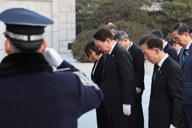 윤석열 대통령과 국무위원들이 새해 첫 날인 1일 서울 동작구 국립서울현충원에서 현충탑에 분향한 뒤 묵념하고 있다. 연합뉴스