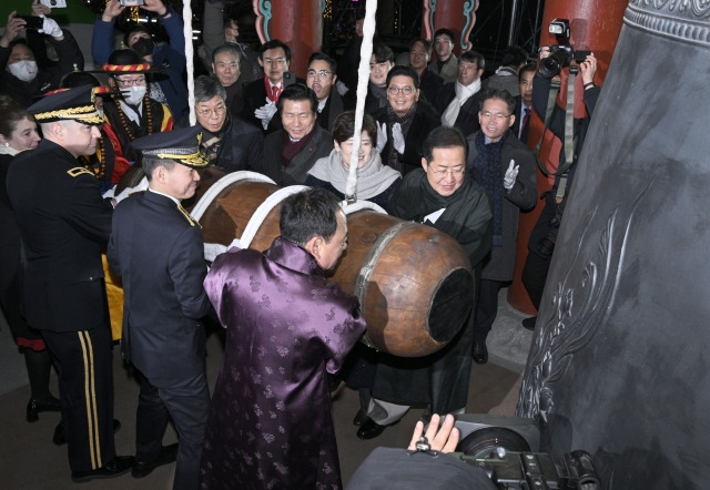 1일 대구 국채보상운동기념공원 달구벌대종 앞에서 홍준표 대구시장 등 대표단이 제야의 타종식 행사를 진행하고 있다. 대구시 제공