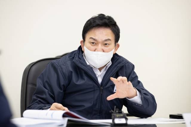 원희룡 국토교통부 장관이 29일 안양-성남 고속도로 상황 통제실 현장에서 신계용 과천시장, 이종서 과천경찰서장, 엄범용 제2경인연결고속도로(주) 대표 등 중앙사고수습본부 관계자들과 화재가 발생한 과천 제2경인고속도로 방음터널 사고수습상황 및 사고 원인 파악을 위한 긴급회의를 하고 있다. 연합뉴스