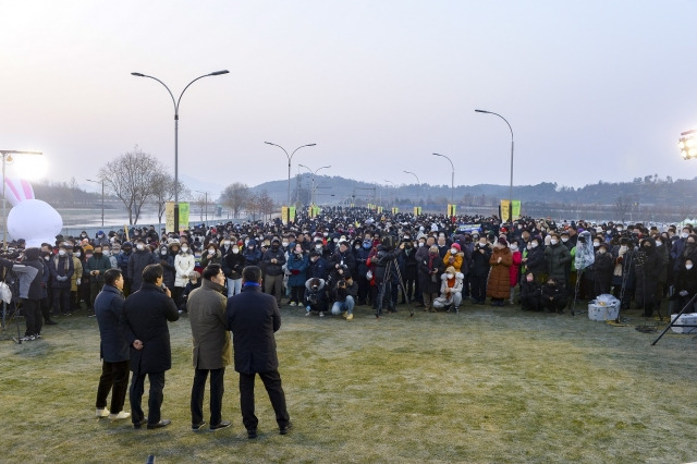 해맞이를 위해 2023순천만국제정원박람회의 핵심 콘테츠인 그린아일랜드에 모인 시민들. 순천시 제공