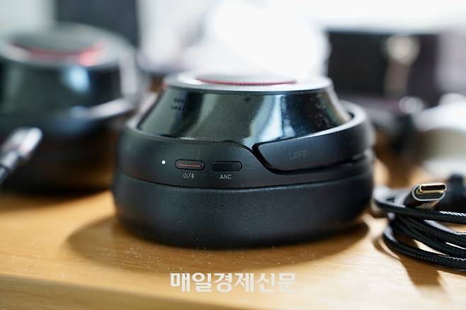 전원 버튼과 노이즈캔슬링(ANC) 조절 버튼