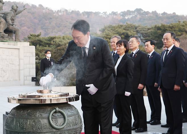 윤석열 대통령이 계묘년(癸卯年) 새해 첫날인 1일 서울 동작구 국립서울현충원을 찾아 현충탑을 참배하고 있다. [연합]