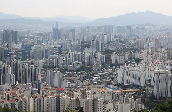 서울 인왕산에서 바라본 시내 아파트와 주택가 모습. [연합]