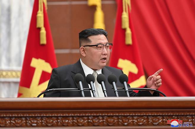 북한 김정은 국무위원장이 지난해 말 열린 노동당 전원회의에서 핵탄두 보유량을 기하급수적으로 늘리겠다는 방침을 밝혔다. [연합]