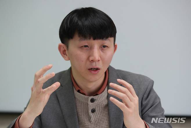 [서울=뉴시스] 고승민 기자 = 유튜버 '절약왕 정약용' 문준희 씨가 서울 뉴시스 본사에서 인터뷰를 하고 있다. 2023.01.02. kkssmm99@newsis.com