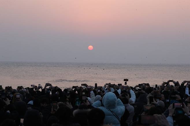 [포항=뉴시스] 강진구 기자 = 1일 오전 경북 포항시 호미곶 해맞이광장에 모인 해맞이 방문객들이 2023년 첫 일출을 보고 있다.(사진=포항시 제공) 2023.01.01.photo@newsis.com *재판매 및 DB 금지