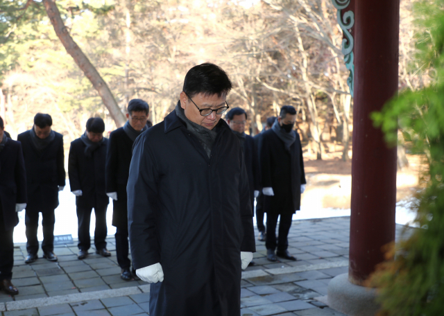 이원덕 우리은행장과 임원진이 새해 첫날인 1일 고종 황제와 영친왕의 묘소인 홍유릉을 참배하고 있다. 우리은행의 전신인 대한천일은행은 고종 황제가 1899년 설립했고 영친왕은 2대 은행장을 지냈다. 이 행장은 “고객과의 동반 성장을 위해 올 한 해 매진하겠다”고 말했다. 사진 제공=우리은행