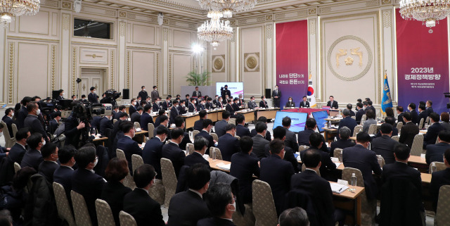 윤석열 대통령이 지난달 21일 청와대 영빈관에서 제12차 비상경제민생회의 겸 제1차 국민경제자문회의를 주재하고 있다. 연합뉴스