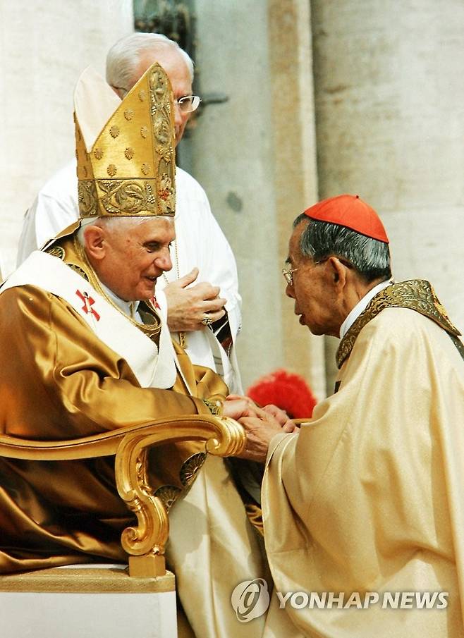 베네딕토 16세 전 교황 선종 (서울=연합뉴스) 베네딕토 16세 전 교황이 31일(현지시간) 95세로 선종했다고 교황청이 발표했다. 
    교황청 대변인은 "명예 교황 베네딕토 16세가 오전 9시 34분에 바티칸에서 돌아가셨다고 슬픔 속에 알린다"고 밝혔다. 

    사진은 지난 2005년 4월 28일 바티칸에서 열렸던 교황 베네딕토 16세 즉위미사에 참석한 김수환 추기경이 베네딕토 16세를 예방하는 모습. 2022.12.31 [연합뉴스 자료사진] photo@yna.co.kr