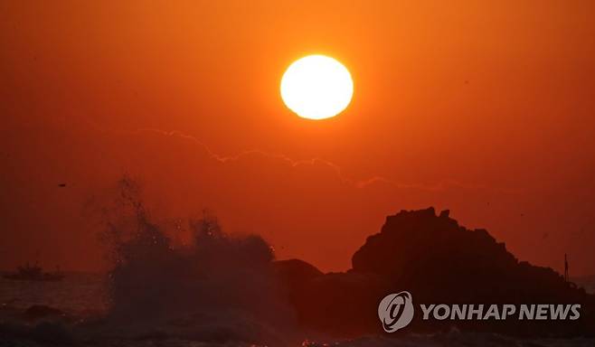 짙은 구름과 높은 파도를 뚫고 [연합DB]