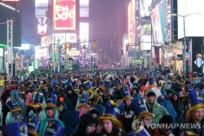 미국 뉴욕시 타임스스퀘어에 집결한 신년맞이 축제객들 [로이터=연합뉴스]